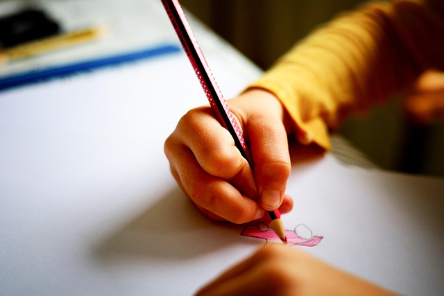 enfant qui dessine