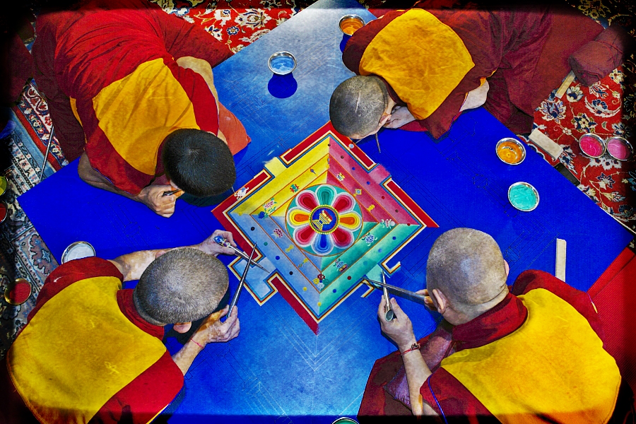 monks-working-on-a-sand-mandala-6521 Photo moines tibétains mandala