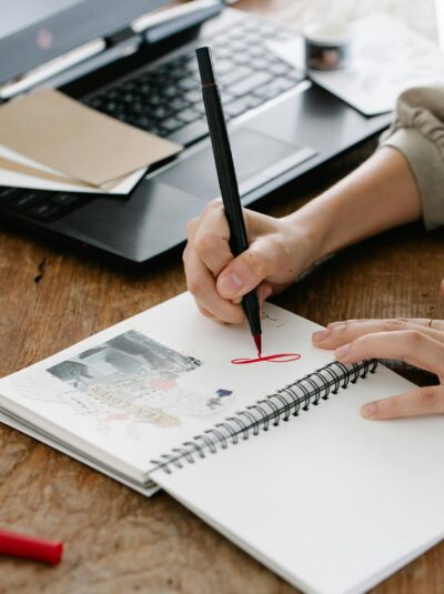 Écriture Photo mains en train d’écrire, carnet, ordinateur